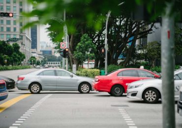 cars on a road in Singapore (What to do if you get into a traffic accident with a foreign vehicle_Asia_Law_Network)