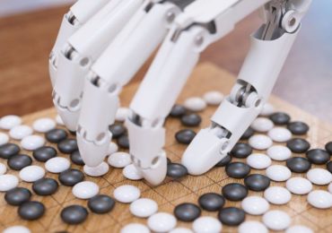 robotic hand playing Othello (The legal advice that AI and fintech startups need_Asia_Law_Network_Tech_in_Asia)